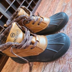 Magellan YouthBrown and Black Duck Boots Size 3D